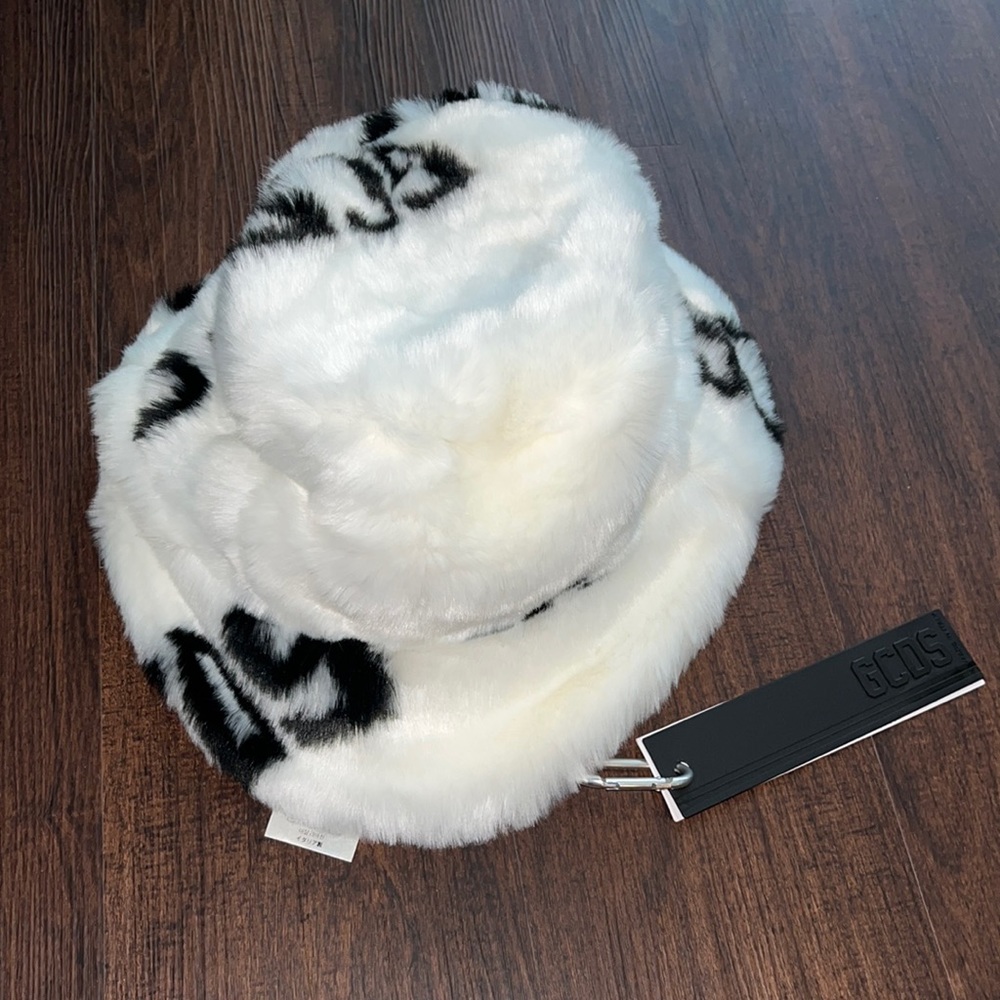 🔥GCDS FAUX FUR BUCKET HAT🔥